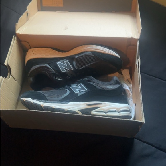 New Balance Black Classics Sneakers - Picture 1 of 2